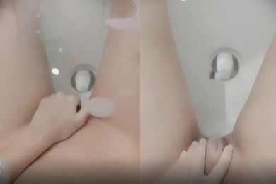 小妹妹在浴室里自慰鲍鱼